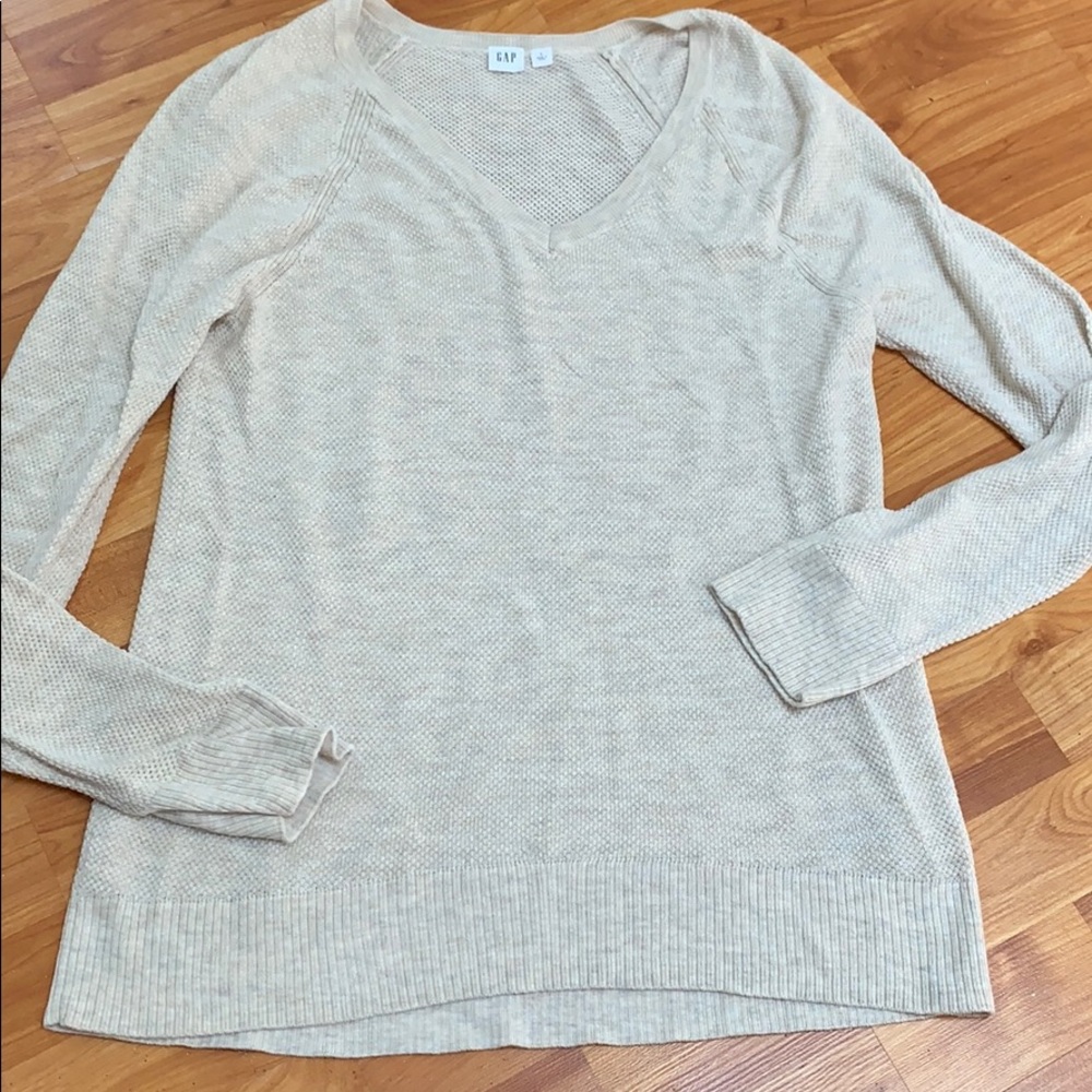 Gap long sleeve v neck